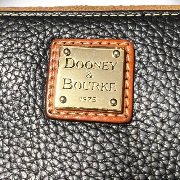 🌻Dooney & Bourke Black Pebble Grain Large Zip Around Brown Accent Leather Pull - Picture 2 of 9